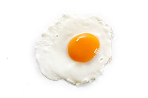 жареные яйца изолированы на белом фоне, завтрак, яйцо - Фото, изображение