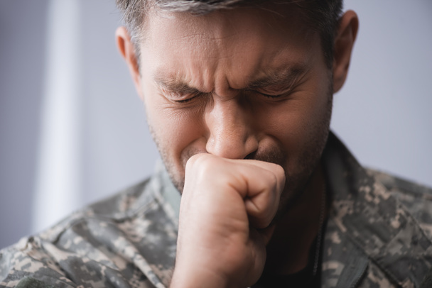 soldado en uniforme militar llorando con los ojos cerrados - Foto, Imagen