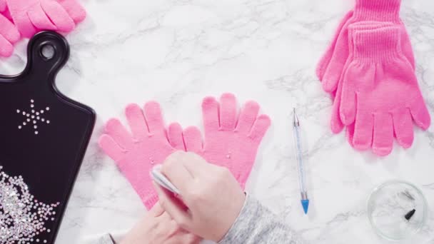 Rhinestone ροζ παιδικά γάντια με νιφάδες χιονιού. - Πλάνα, βίντεο