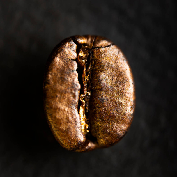 café grano primer plano sobre fondo oscuro - Foto, Imagen