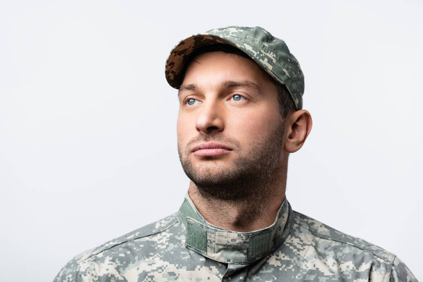 σοβαρός στρατιωτικός με στολή και καπέλο που απομονώνεται στα λευκά - Φωτογραφία, εικόνα
