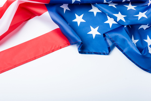 Amerykańska flaga z gwiazdami i paskami na białym tle - Zdjęcie, obraz