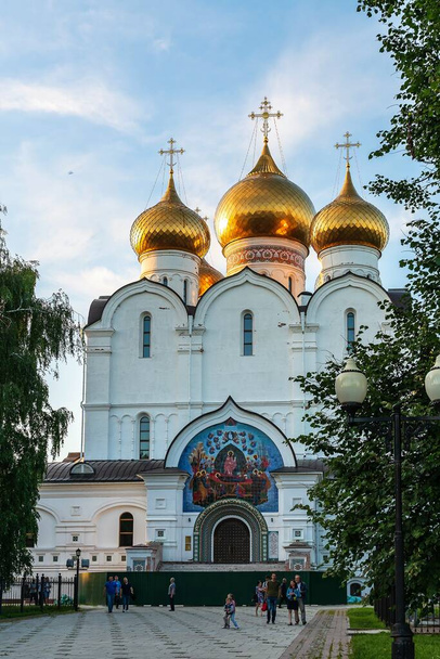 Rusland, Jaroslavl, juli 2020. Vierkant voor de kathedraal met gouden koepels in het avondlicht. - Foto, afbeelding