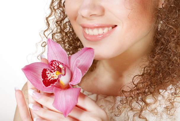 Beautiful woman with pink flower - Foto, afbeelding