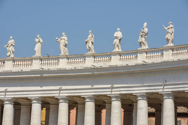 Архитектурные детали на площади Святого Петра в Ватикане - Фото, изображение