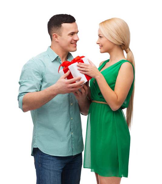 Smiling couple with gift box - Фото, зображення