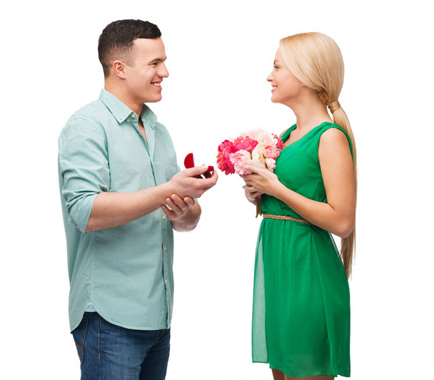 Smiling couple with flower bouquet and ring - Fotó, kép