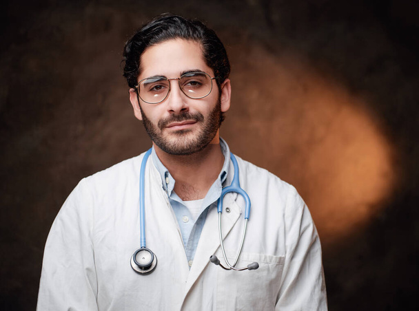 Médico maduro e habilidoso em poses labcoat em fundo escuro - Foto, Imagem