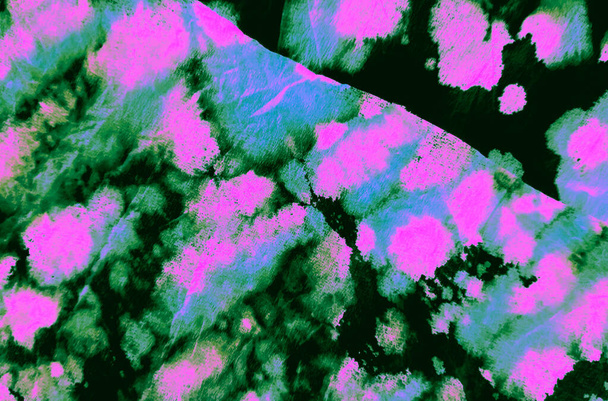 Musta eläimellinen taustakuva. Taiteellinen eläinjälki. Vesiväripainatus. Kirahvi eläinten sitoa värin tilkkutäkki. Pinkki akvarellirakenne. Tumma etninen solmio. Saumaton kuvio. Seepra Print. Ruusuinen  - Valokuva, kuva