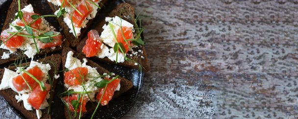 Tostadas saludables con salmón y microverduras. - Foto, Imagen