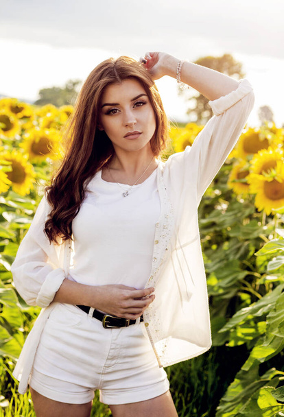 woman in the sunflower field - Φωτογραφία, εικόνα