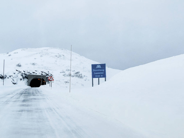 Storehaugtunnelen in Vik i Sogn, Vestland, Norway. Snow-covered landscape and roads. - 写真・画像