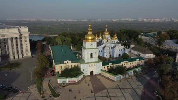 ヨーロッパ、キエフ、ウクライナ- 2020年11月:聖マイケル教会の空中ビュー。上からMikhailovskaya広場。景色がいいですね。教会のドーム。ウクライナ外務省の建物. - 映像、動画