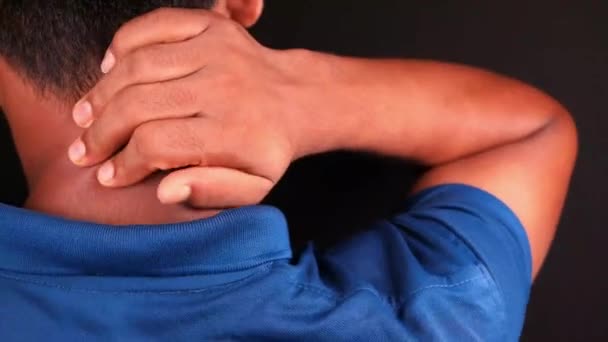 Mann leidet zu Hause unter Nacken- oder Schulterschmerzen. - Filmmaterial, Video