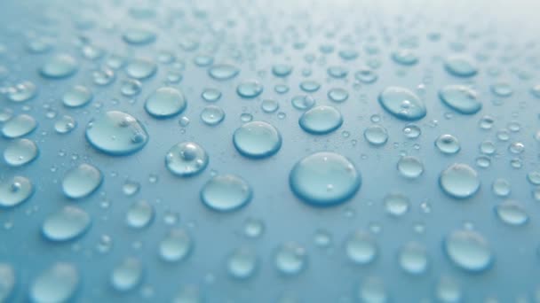 Gocce di pioggia su sfondo blu, giorno di pioggia - Filmati, video