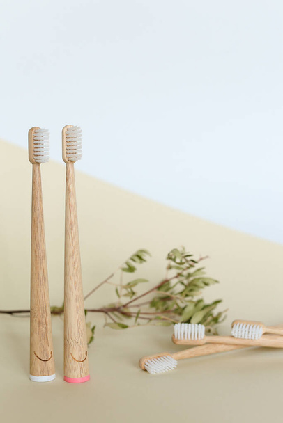 Ensemble familial de cinq brosses à dents en fond blanc. - Photo, image