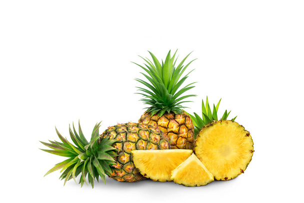  Ananas ve ananas dilimi. Yapraklı ananas beyaza izole edilir. Tam alan derinliği. Yaz meyveleri, sağlıklı ve doğal bir hayat için., - Fotoğraf, Görsel