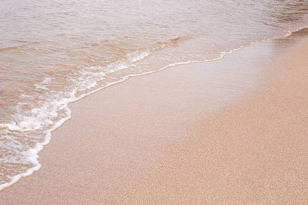 Měkká krásná mořská vlna na písečné pláži. Struktura pozadí. Mokrá písečná pláž - Fotografie, Obrázek