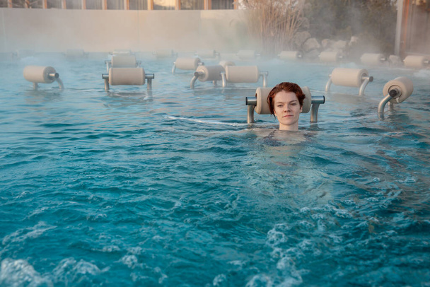 relajarse en termalnix spa, mujer en la piscina en invierno. - Foto, imagen