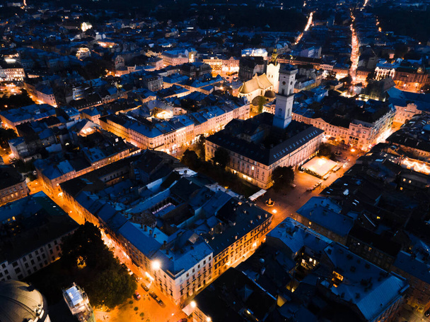 nocny widok z lotu ptaka na stare europejskie miasto z ciasnymi uliczkami. przestrzeń kopiowania - Zdjęcie, obraz
