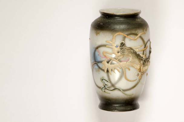 Vaso o urna in ceramica simbolo drago cinese invecchiato con motivo a trama rialzata - Foto, immagini