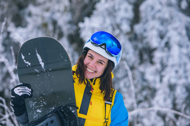 mujer bonita snowboarder retrato actividades de invierno - Foto, Imagen