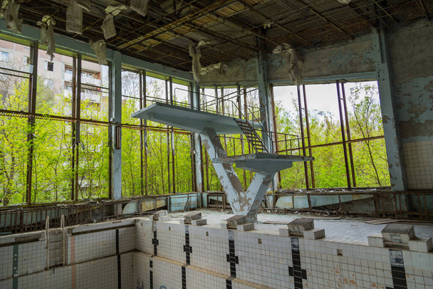 Çernobil bölgesi. Ukrayna 'nın Pripyat şehrinde yüzme havuzu. Yasaklama Bölgesi. - Fotoğraf, Görsel