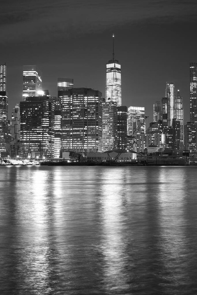 Fekete-fehér kép New York városképéről éjszaka, USA. - Fotó, kép