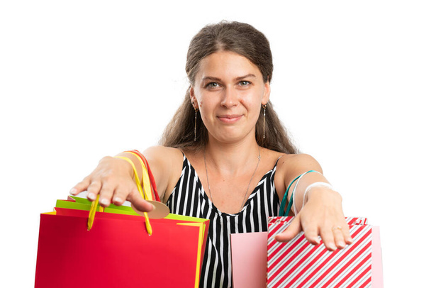 Shopaholic erwachsene Frau Modell zeigt Taschen voller bunter Taschen in modernen, lässigen Sommerkleidern als Shopping-Konzept Nahaufnahme isoliert auf weißem Hintergrund - Foto, Bild