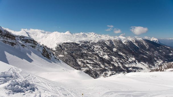 Ośrodek Risoul, Alpy Francuskie zimą, zaśnieżone góry we Francji Europa - Zdjęcie, obraz