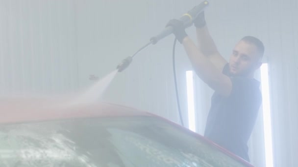Limpieza de lavado de coches con espuma y agua a alta presión. Coche rojo - Metraje, vídeo