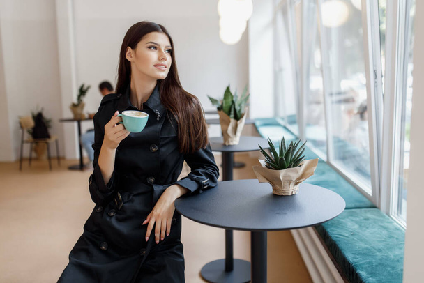 красивые женщины в кафе с чашкой кофе. - Фото, изображение