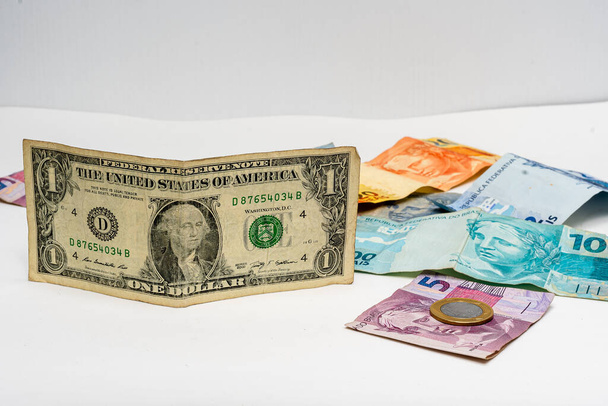 billete de un dólar en billetes brasileños, devaluación del dinero brasileño - Foto, imagen