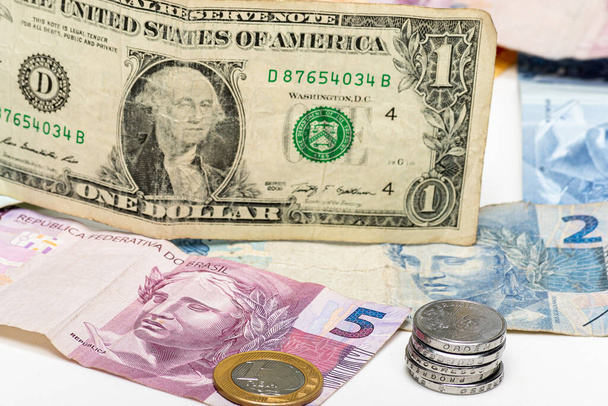 jedna dolarová bankovka na brazilské bankovky, devalvace brazilských peněz - Fotografie, Obrázek