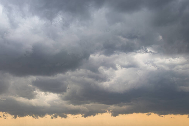 雷雨やハリケーンの前に濃い青の激しい嵐の雲。曇りの天気で劇的な雲。雲景. - 写真・画像