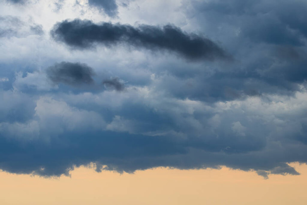 Nubi di tempesta pesante blu scuro prima di un temporale o uragano. Nuvole drammatiche in tempo nuvoloso. Paesaggio nuvoloso. - Foto, immagini