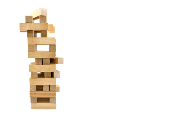 toren van houten blokken geïsoleerd op witte achtergrond. Zakelijk risico concept. Begrepen, ruimte. Risicobeheer. - Foto, afbeelding