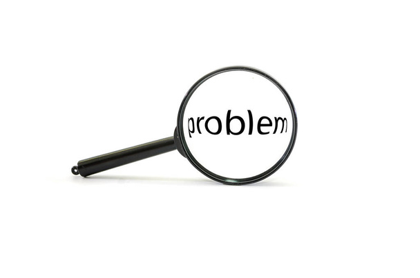 Loupe analiza la palabra "problema" frente a un fondo blanco - Foto, Imagen
