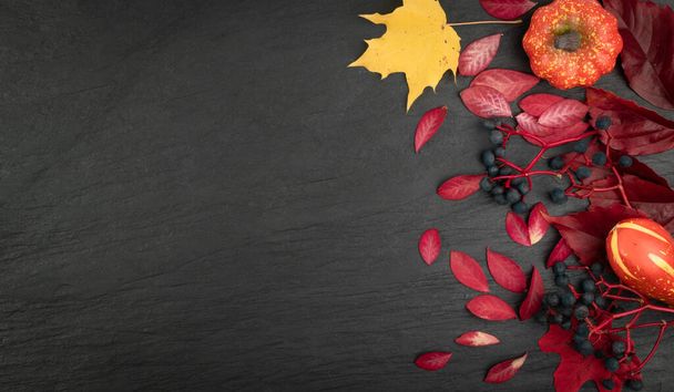 Minimal autumn mockup with black stone background, leaves and pumpkins flat lay. Top view fall composition with copy space - Foto, Imagem