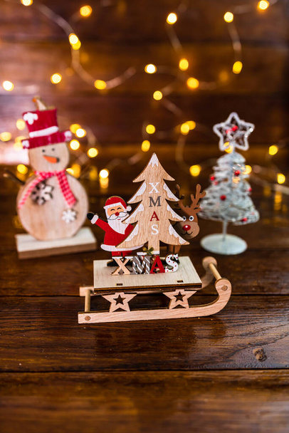 Kompozycja świąteczna z sezonowymi dekoracjami i ozdobami, kolorowe tło świąteczne koncepcja nastroju Bożego Narodzenia. - Zdjęcie, obraz