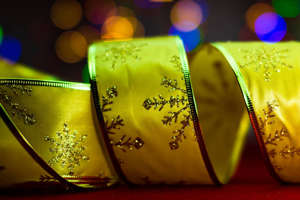 Lumières floues dans la composition de Noël avec des décorations et des ornements saisonniers, fond de Noël coloré concept d'humeur de Noël. - Photo, image