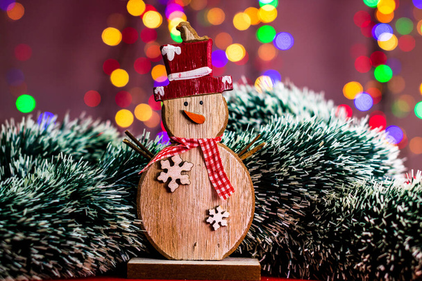Noel kompozisyonunda bulanık ışıklar mevsimlik dekorasyonlar ve süslemeler, renkli Noel arka planı Noel modunda konsept. - Fotoğraf, Görsel