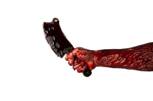 Blutige Hand mit einer Axt auf weißem Hintergrund. - Foto, Bild