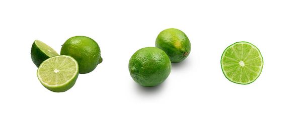 Chiave acida intera e calce tagliata isolata su fondo bianco. Piccolo limone verde succoso o agrumi freschi biologici - Foto, immagini