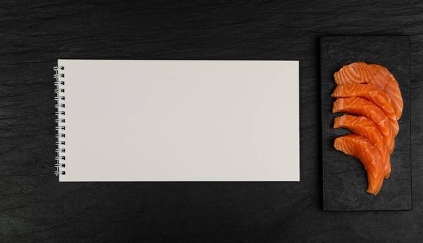 Black Background Mockup Top View 'da çiğ somon filetosu dilimleri. Taze Kırmızı Balık Kalın Parçaları ya da Kopya Alanı Olan Alabalık - Fotoğraf, Görsel