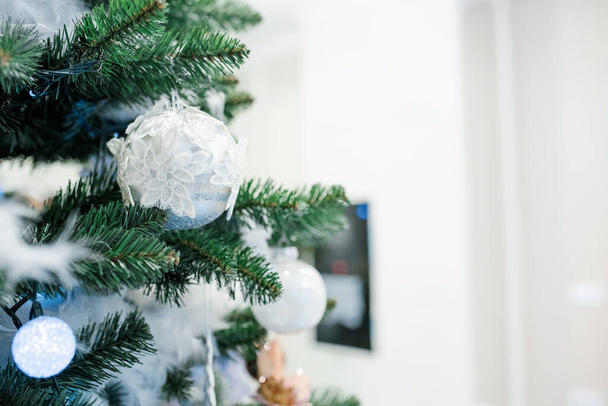 Gümüş toplar ve beyaz dekorla süslenmiş Noel ağacı dalı - Fotoğraf, Görsel