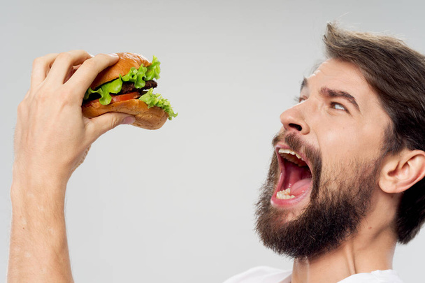 Muž s hamburger fast food strava široká otevřená ústa  - Fotografie, Obrázek