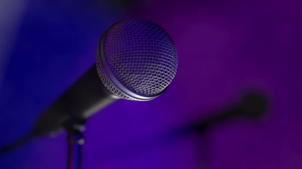 Μεμονωμένο μικρόφωνο κονσέρτου close-up σε άδεια σκηνή για performance καλλιτεχνών - Πλάνα, βίντεο