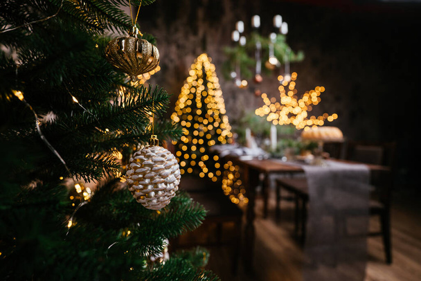 New Year 2021 interior with candles, bulbs and bokeh. Room decorated to christmas celebration. Christmas tree with presents - Foto, Imagem