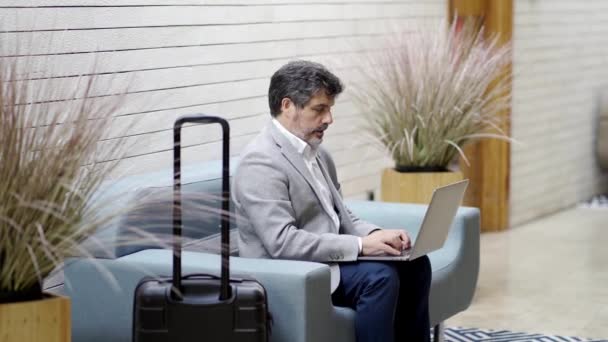 Ein Geschäftsmann arbeitet mit dem Laptop - Filmmaterial, Video